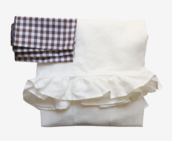 Nappe volantée en lin blanche et serviettes vichy marron