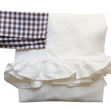 Nappe volantée en lin blanche et serviettes vichy marron
