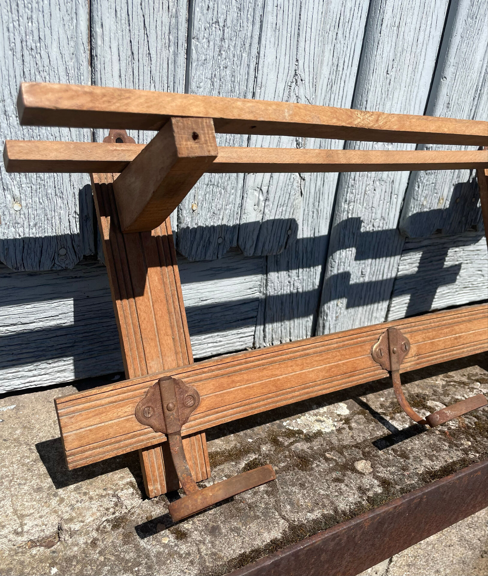 Wall-mounted coat rack in solid wood with shelf