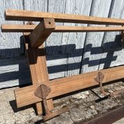 Wall-mounted coat rack in solid wood with shelf