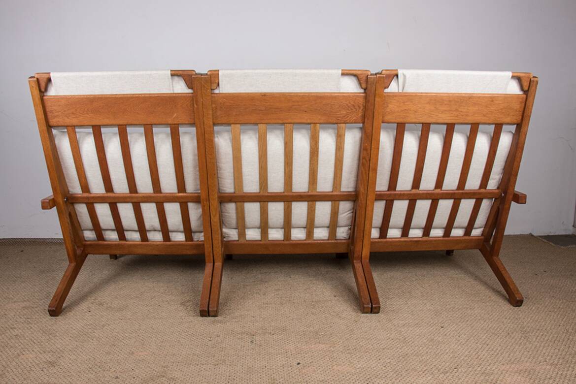 Danish sofa in solid oak and fabric, model GE375 by Hans Wegner 1960.