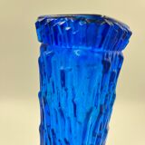 Vase en verre bleu avec relief