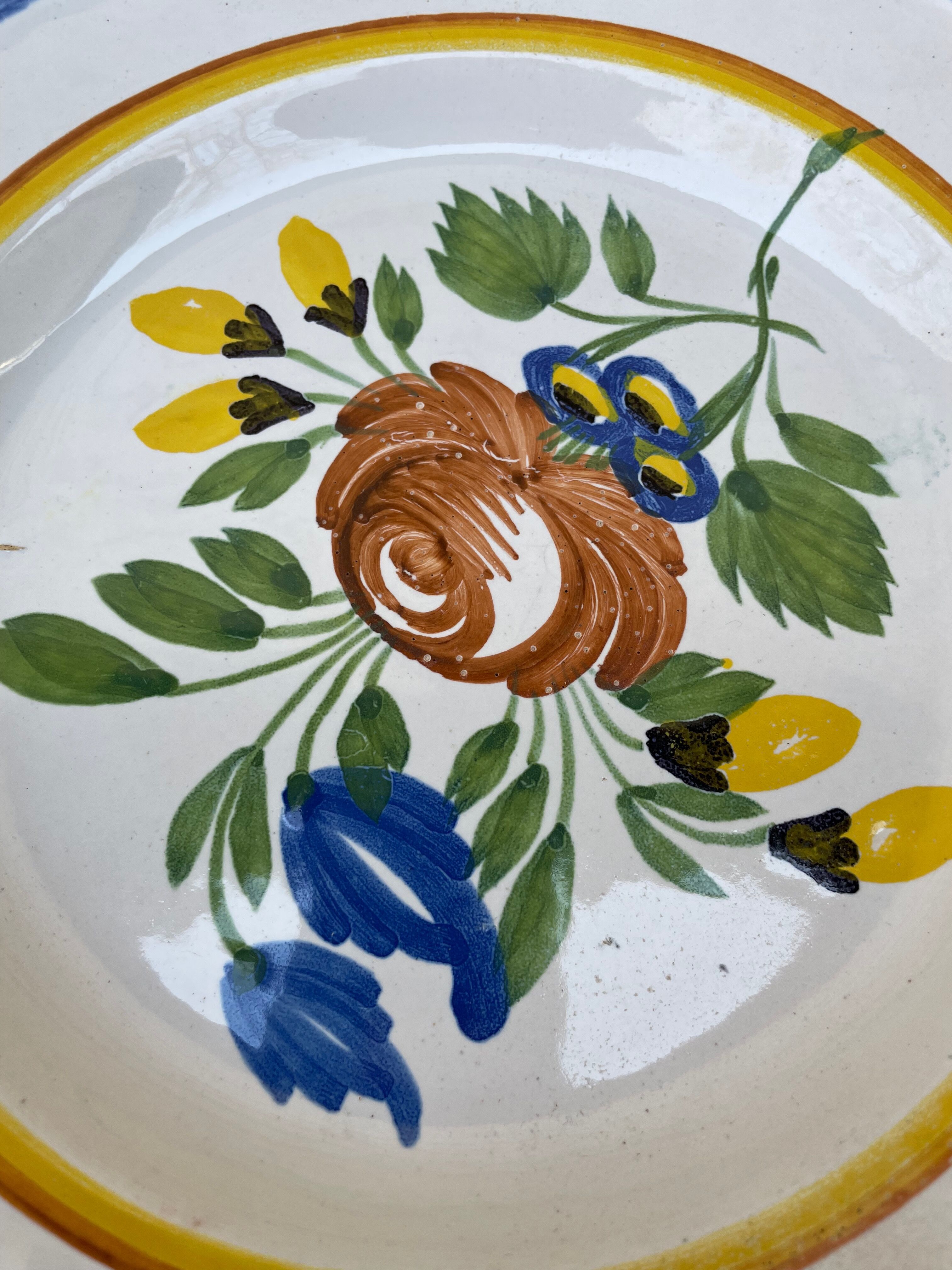Set of 2 plates with floral pattern
