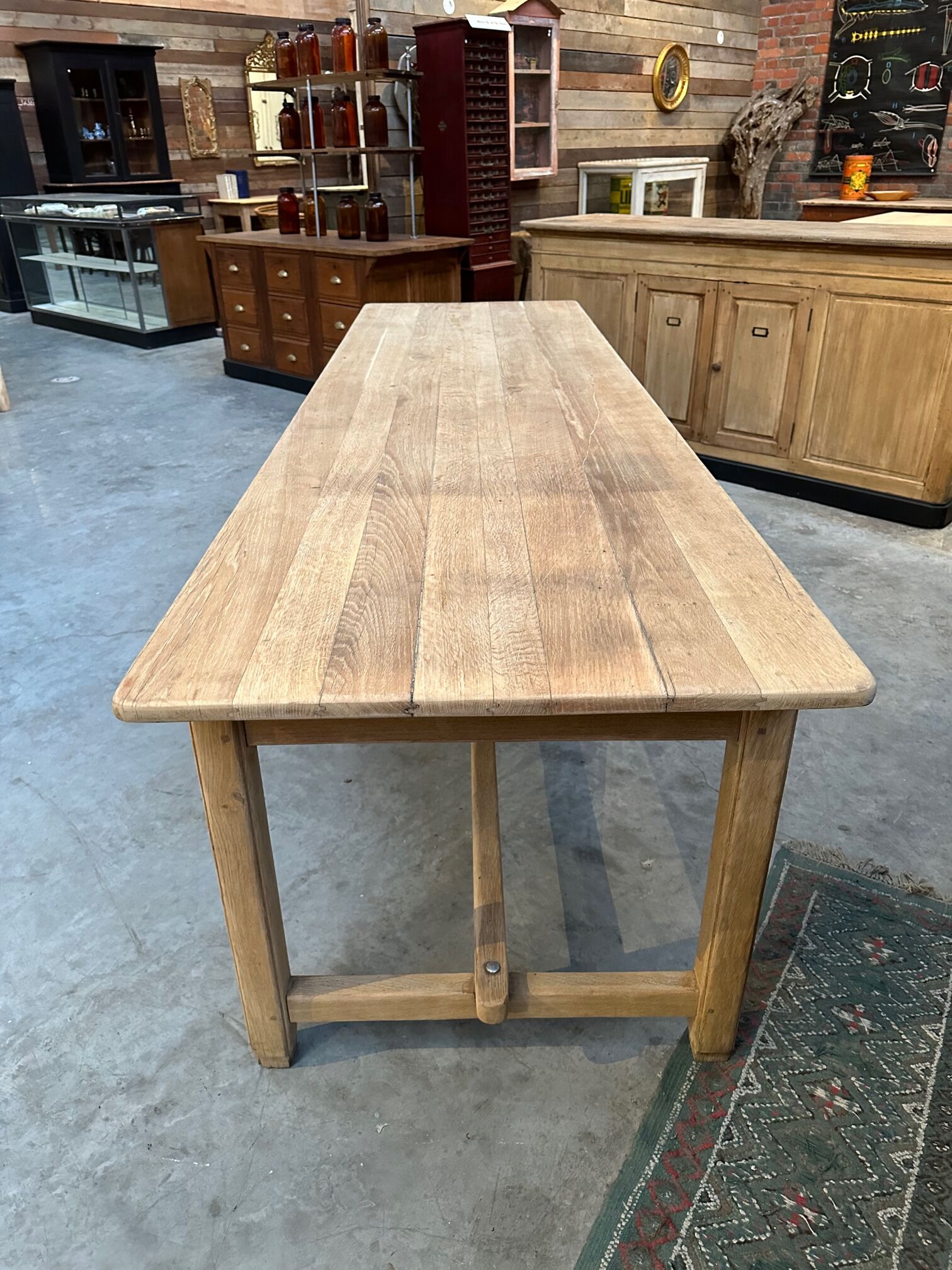 Oak farmhouse table and its 2 benches
