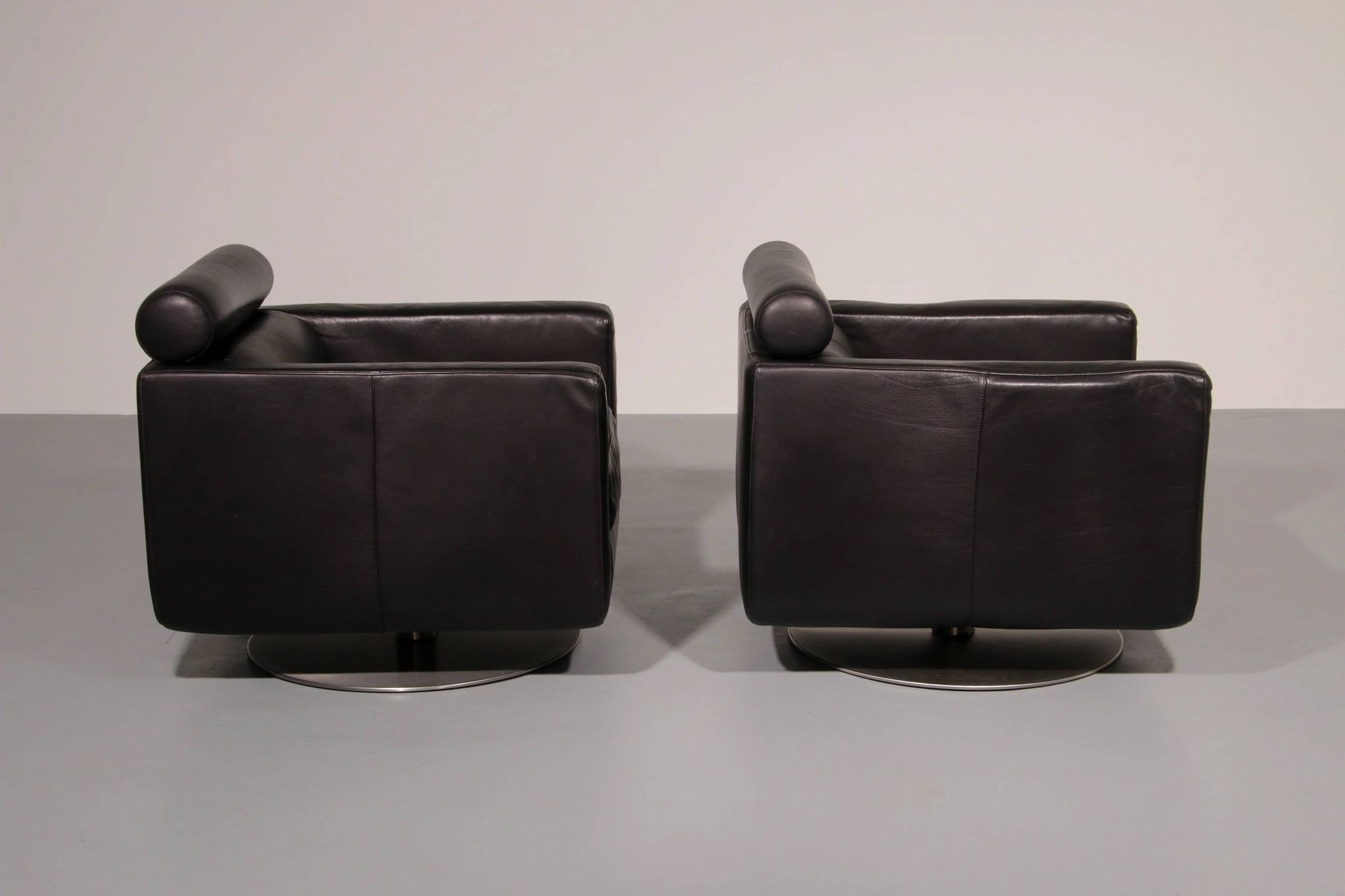 Italian modern leather swivel lounge chair steel by Natuzzi, Italy 1970