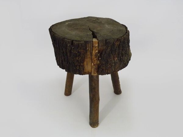 Tabouret de traite tripode en chêne, art paysan Ariège, France (XIXe siècle)
