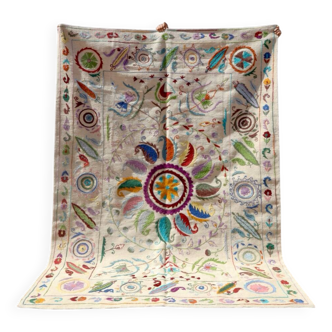 Tapis kilim suzani blanc à motifs multicolores brodés
