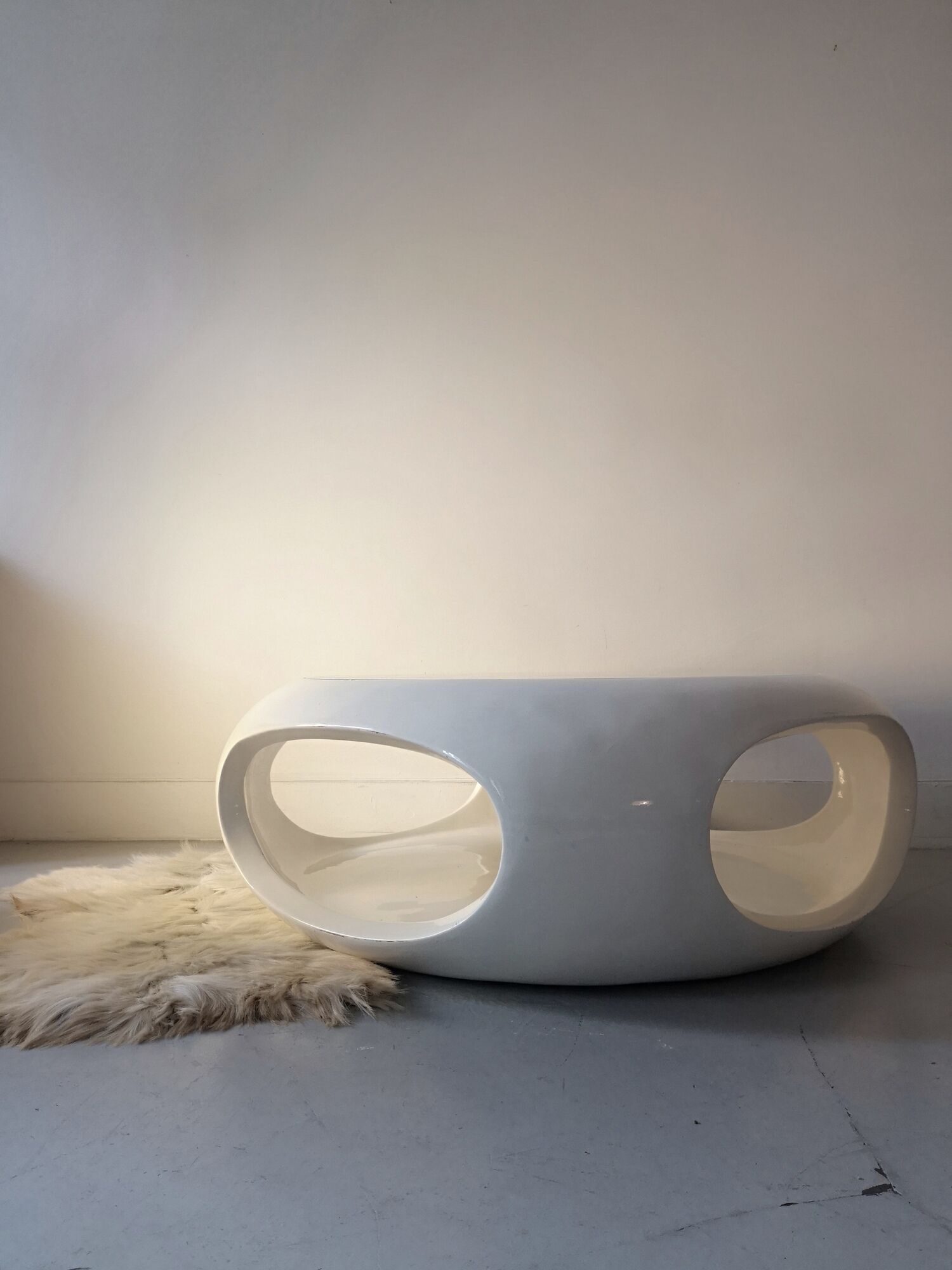 Luigi Colani space age table in white fiberglass and glass, 1970