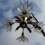 Lustre laiton et fleurs en pétales de nacre