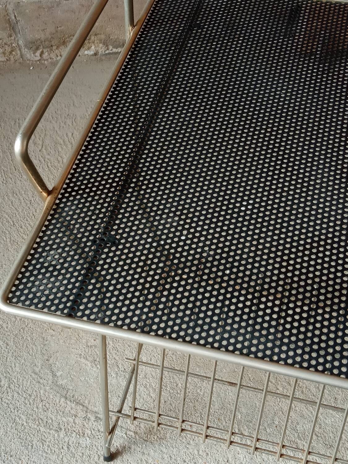 Table porte vinyle en metal perforé