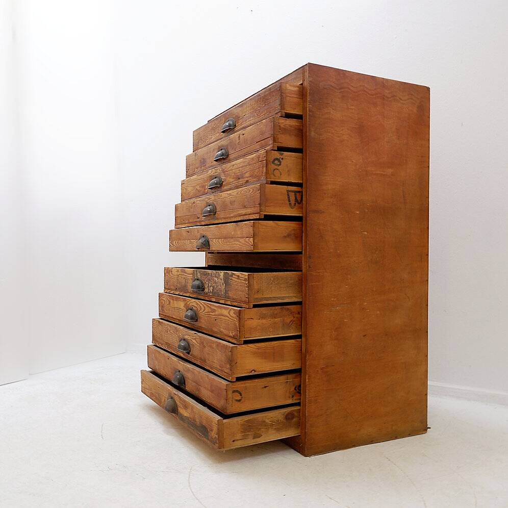 Industrial workshop furniture in pine with 10 drawers, circa 1940.