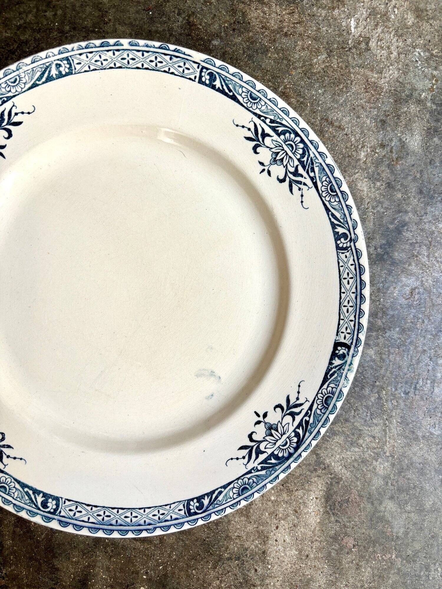 Longchamp flat plate in iron earth, “Lily” service