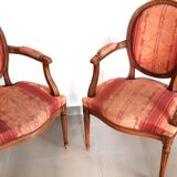 Paire de fauteuils cabriolets style louis xvi médaillon