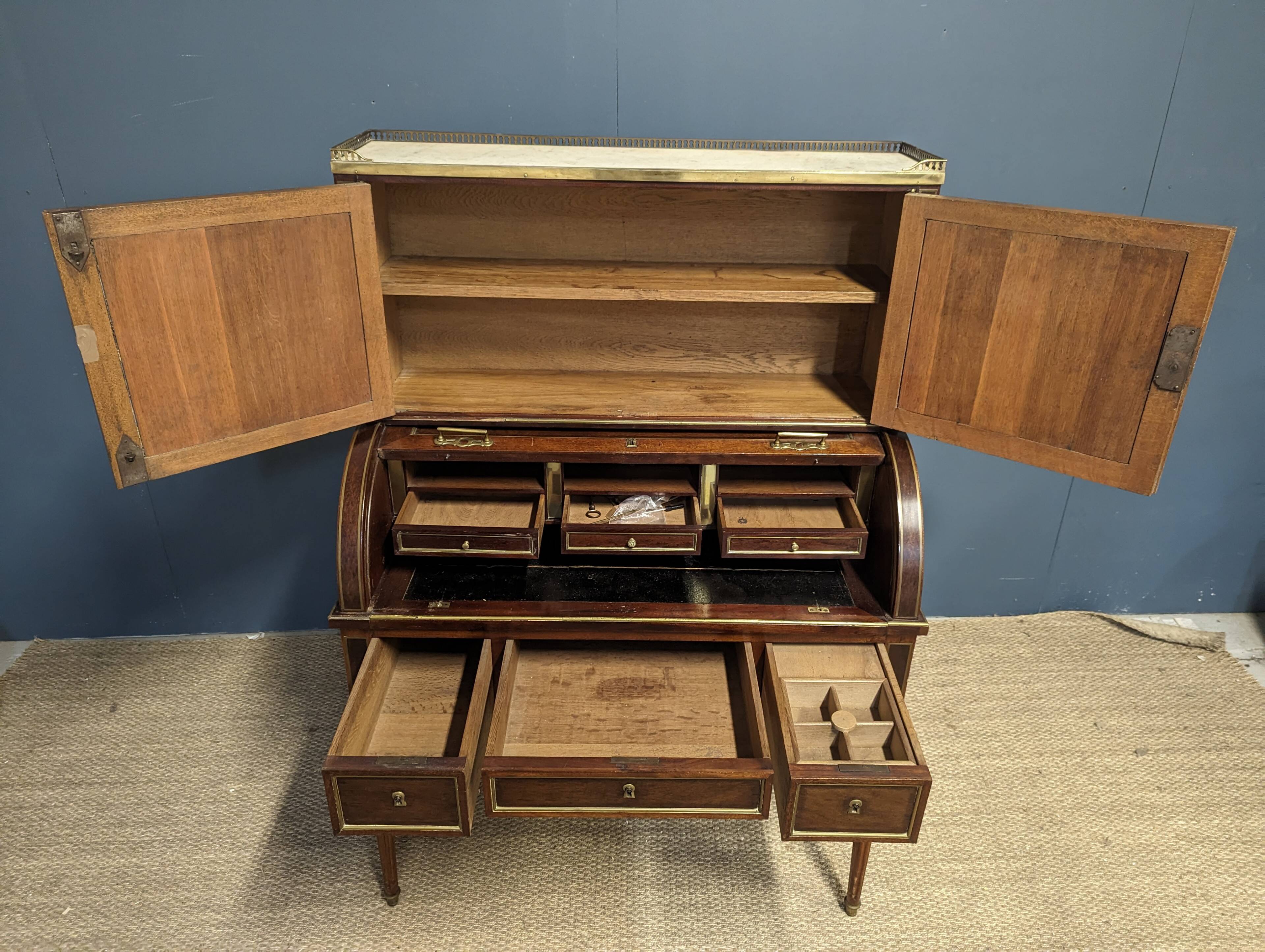 Bureau de dame à cylindre en acajou, époque Louis XVI