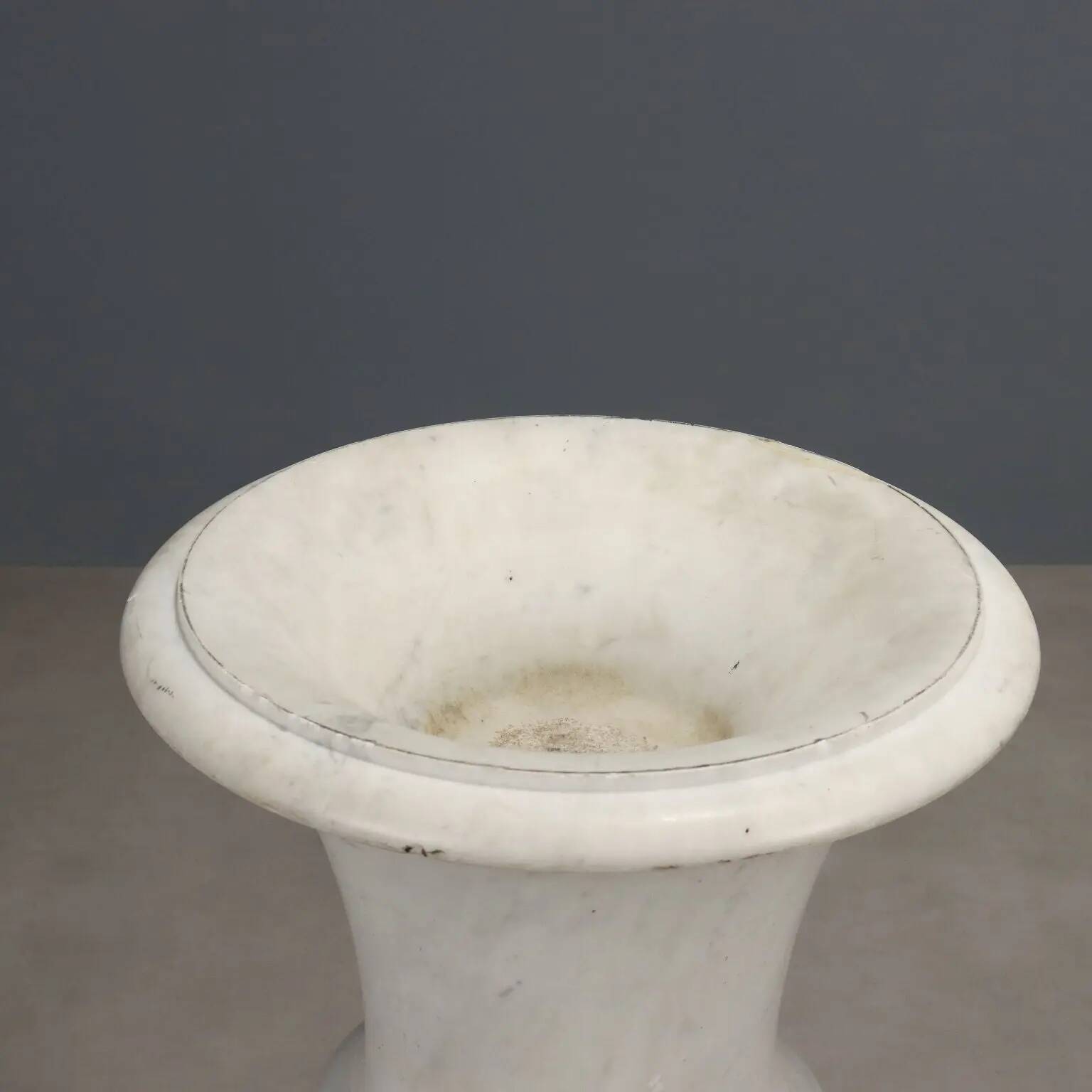 Vase Médicis ancien en marbre de Carrare blanc, Italie, début XXe siècle
