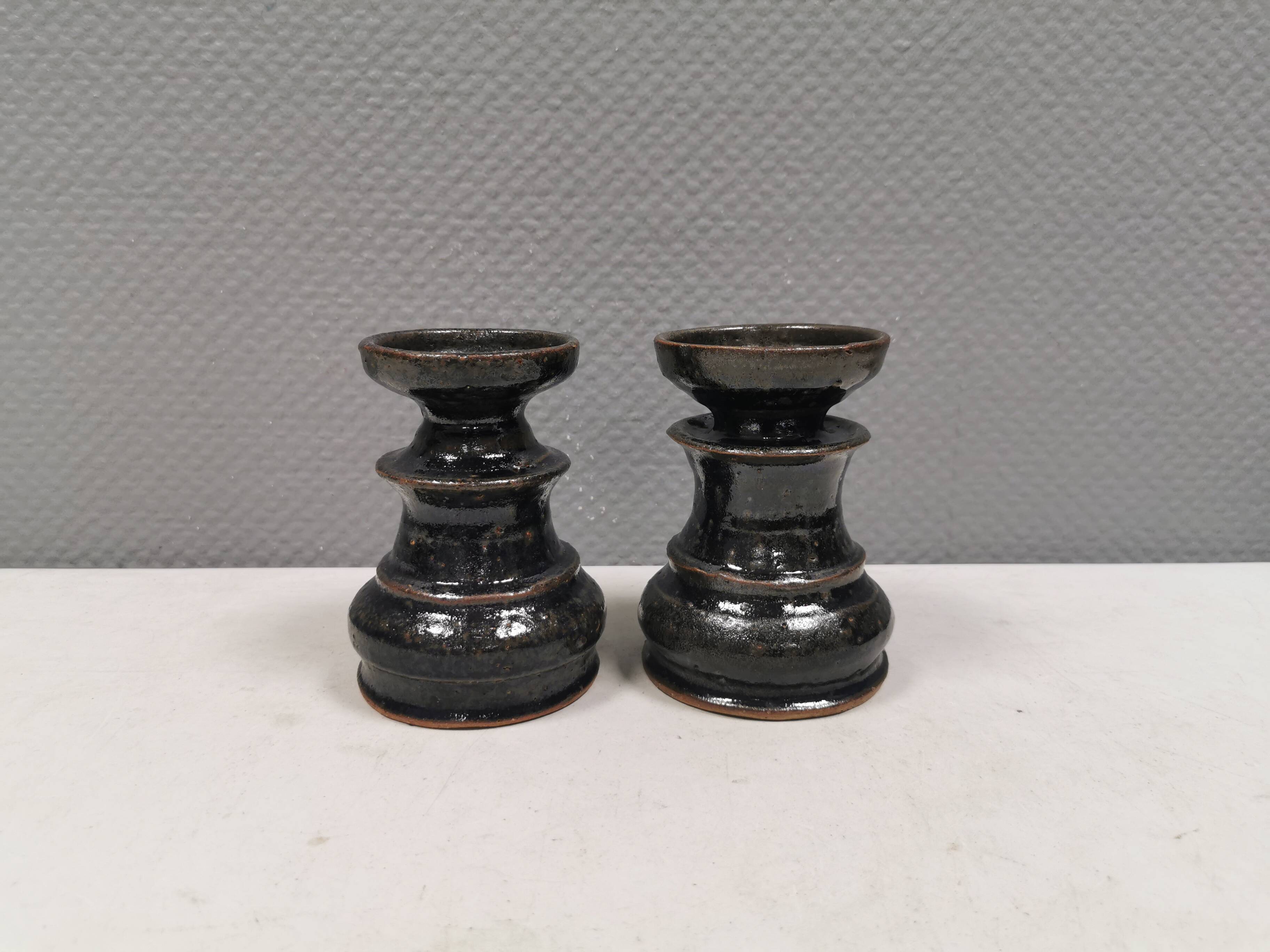 Paire de candélabres Rutsikke par la céramique danoise Lautrup des années 1980.