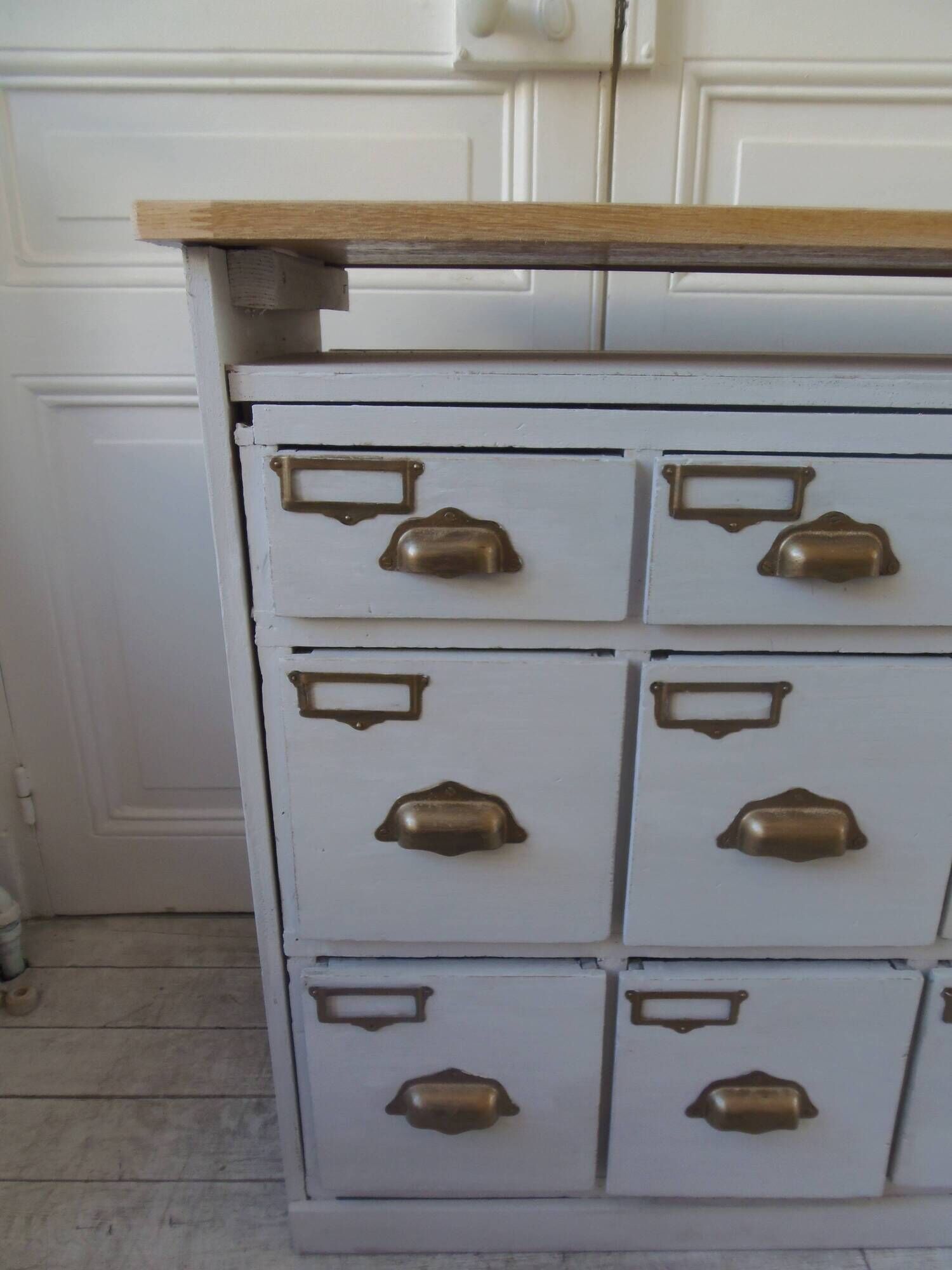 Meuble de métier vintage patiné gris perle, plateau bois.