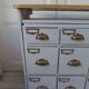 Meuble de métier vintage patiné gris perle, plateau bois.