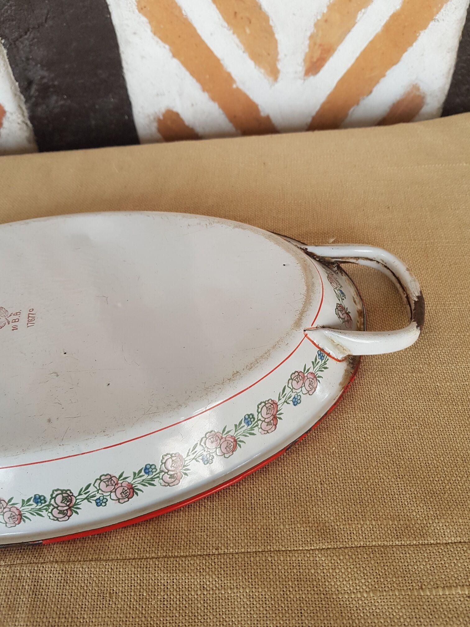 Old enamelled sheet metal dish