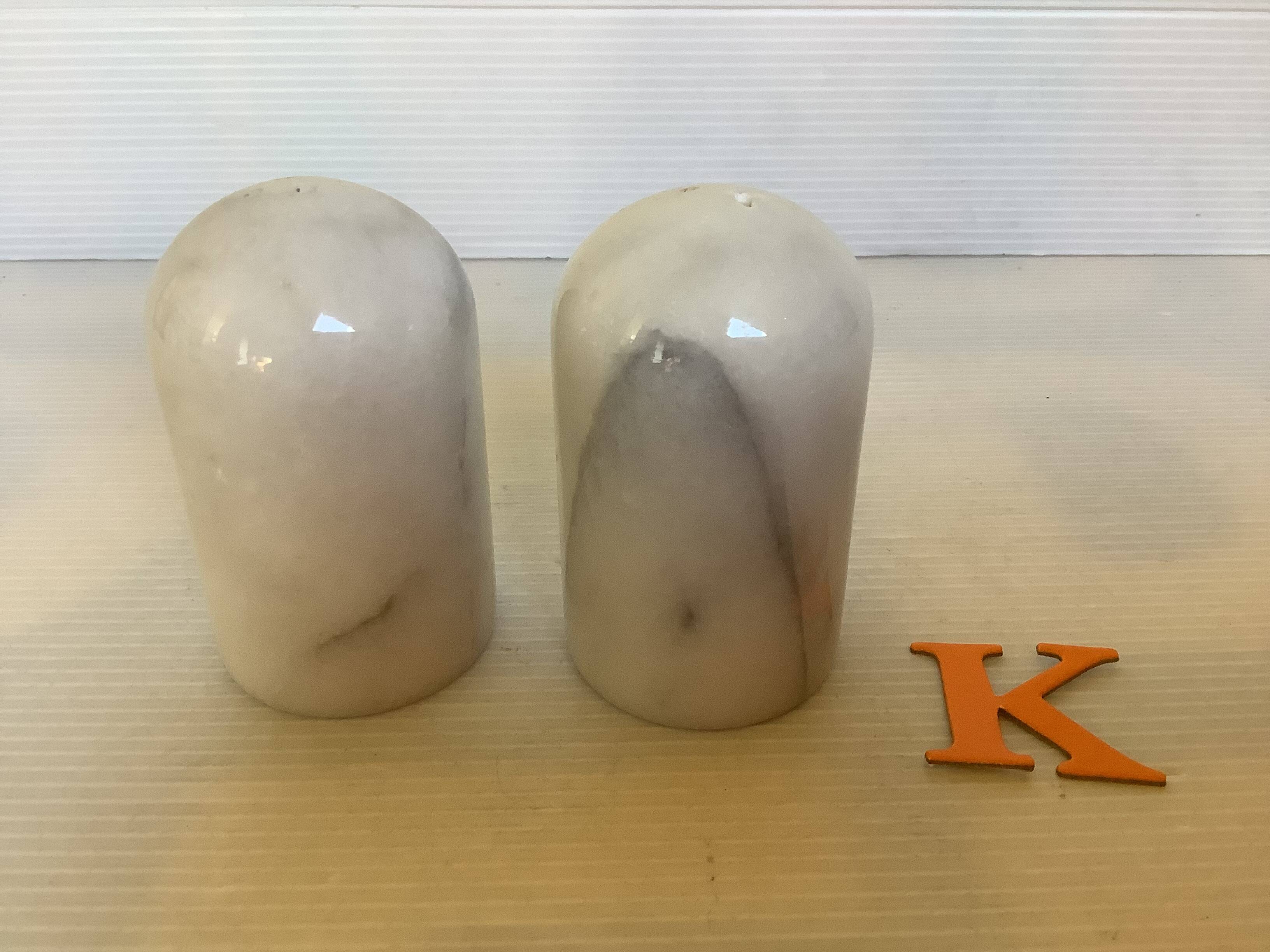 Salt and pepper in grey white marble K