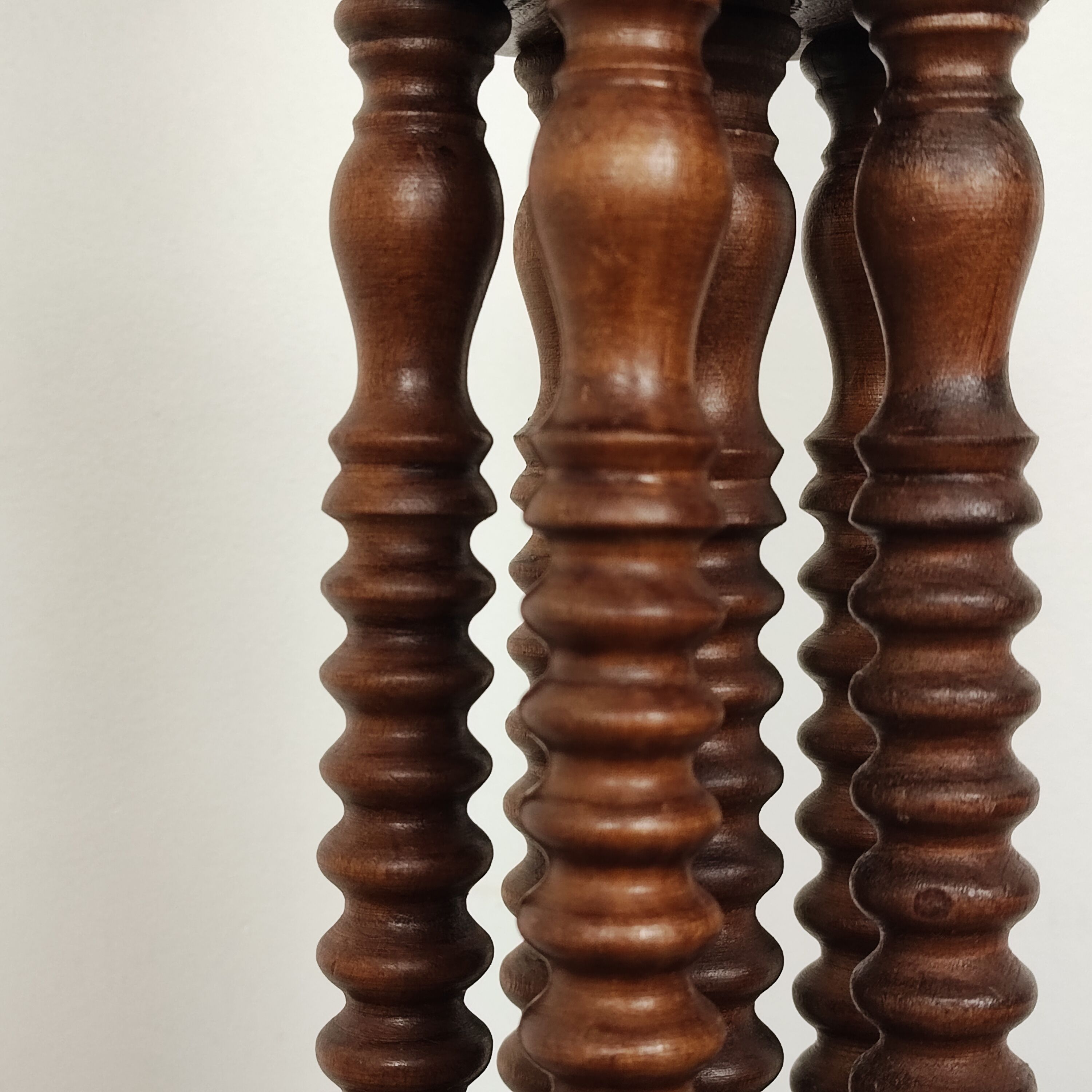Lampadaire en bois tourné vintage