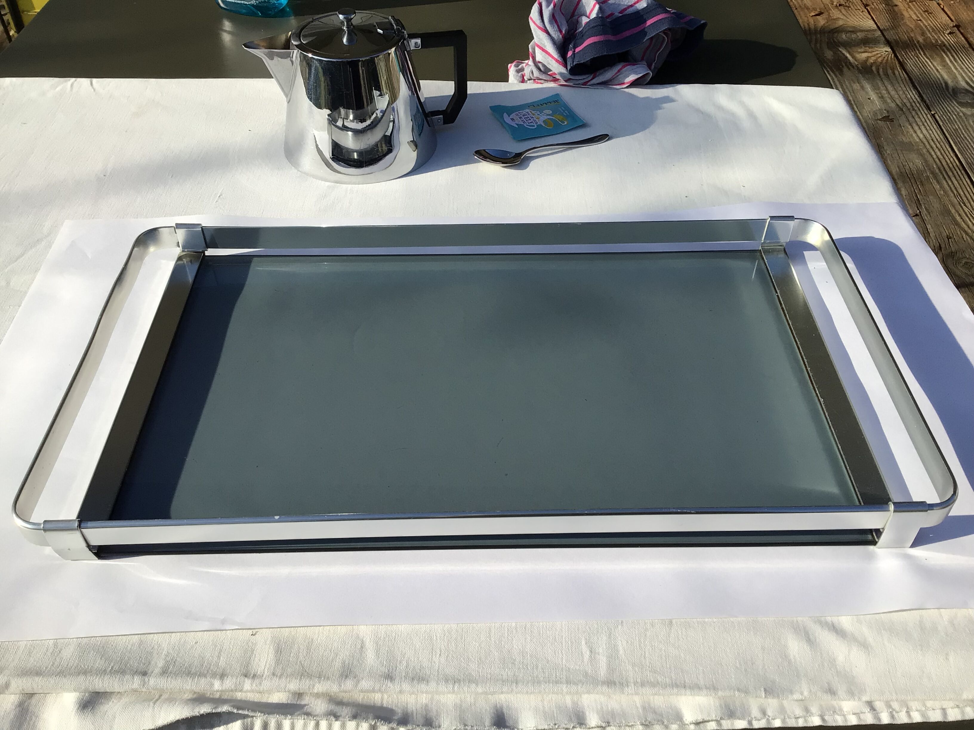 Plateau moderniste aluminium et verre fumé gris