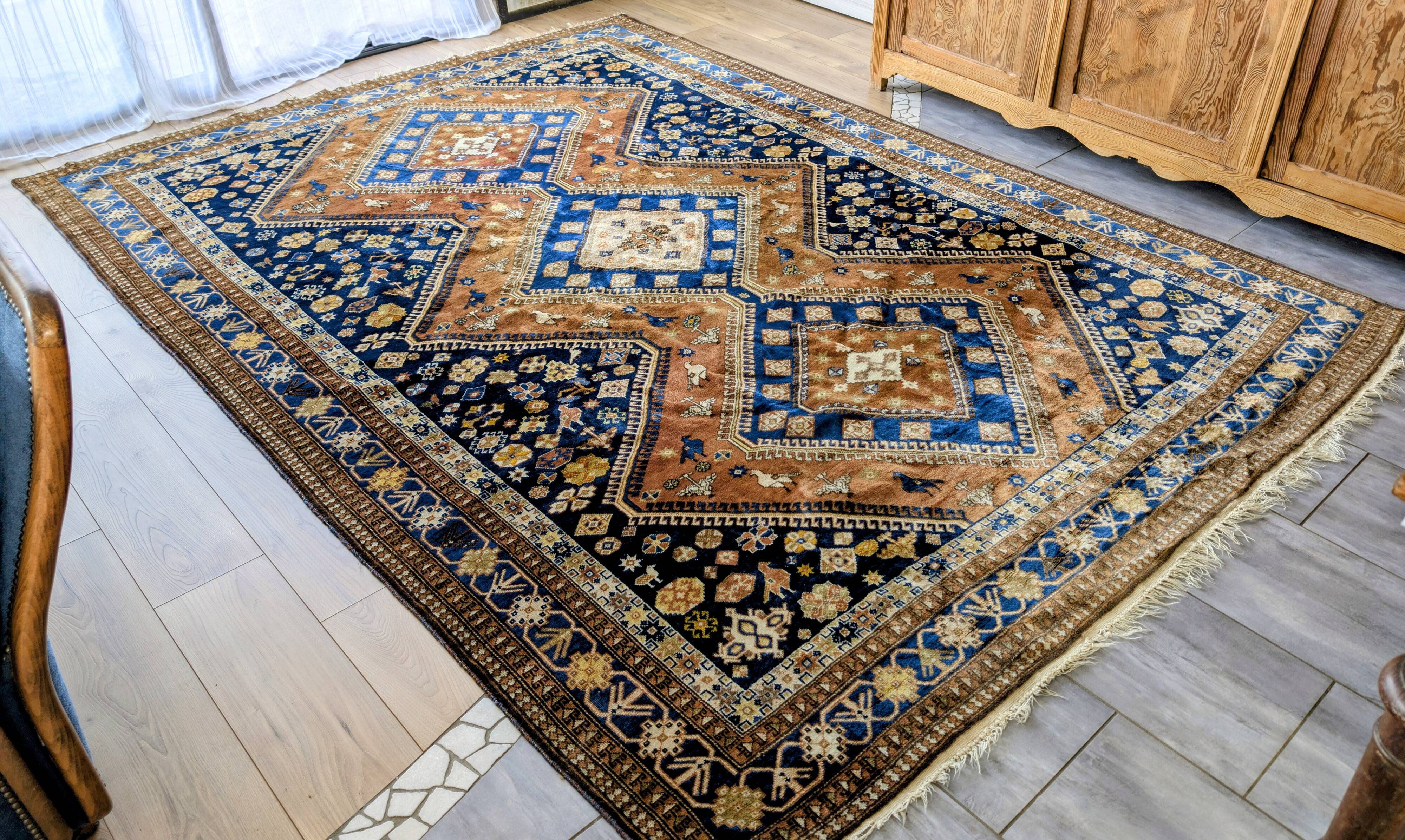 Hand-knotted Persian Shiraz rug in wool with tribal decoration, 300 x 220 cm.