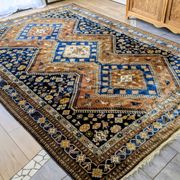 Hand-knotted Persian Shiraz rug in wool with tribal decoration, 300 x 220 cm.