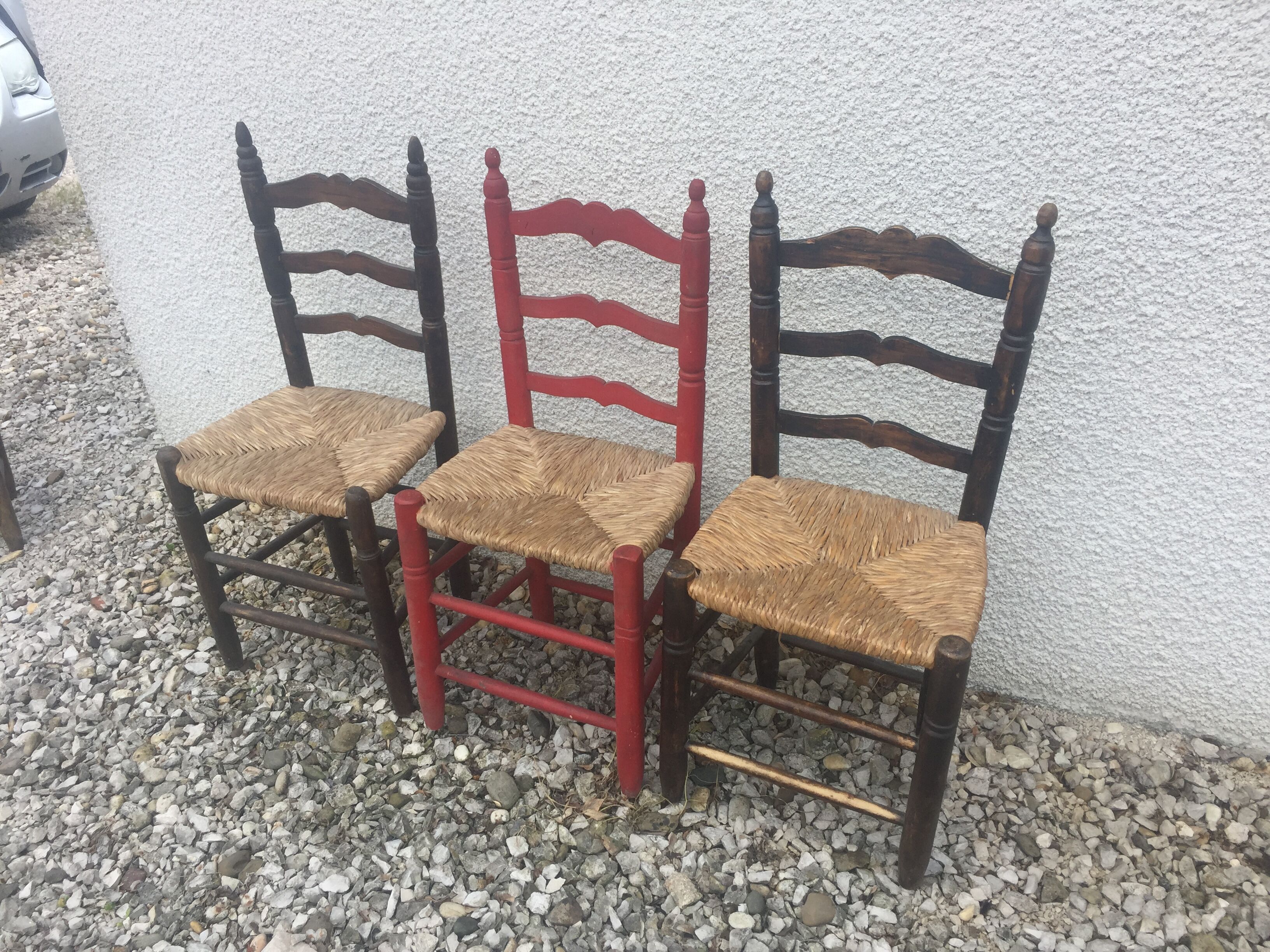 3 mulched chairs