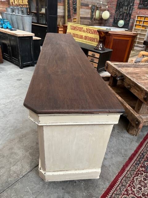 Huge store counter at the beginning of the 20th century