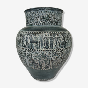 Vase decorated with friezes of ancient inspiration.