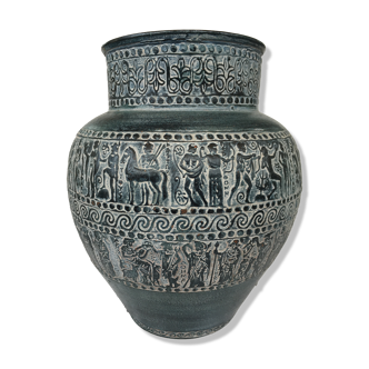 Vase decorated with friezes of ancient inspiration.