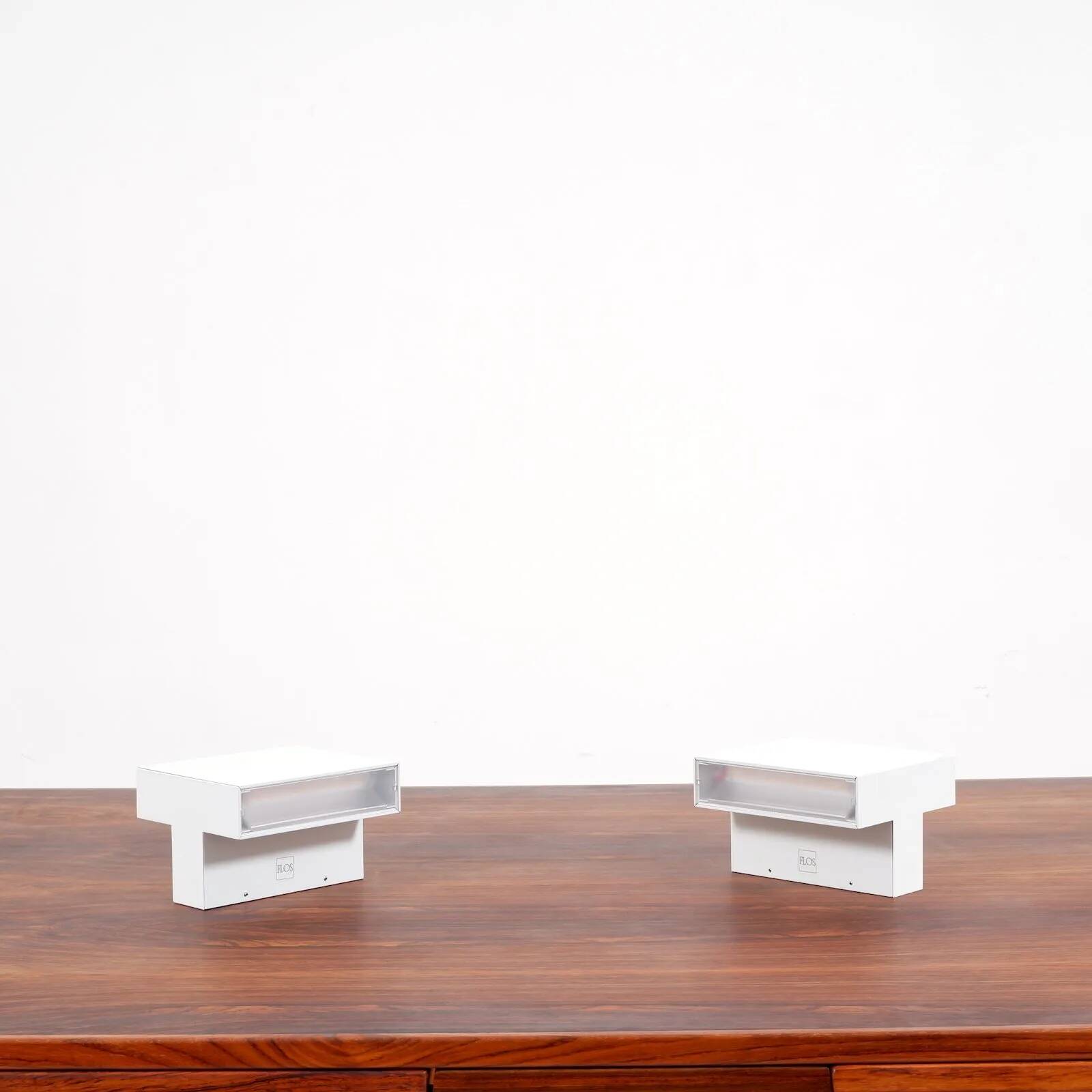 “Tight light” wall lamps by Piero Lissoni for Flos