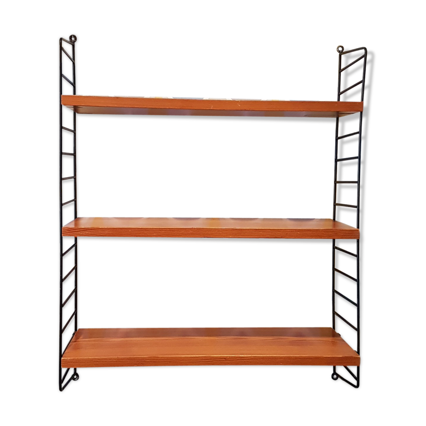 String of nisse strinning shelf