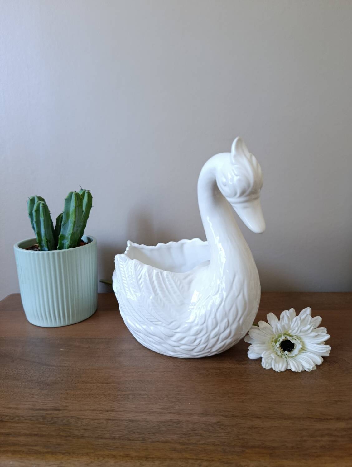vintage white ceramic swan cache-pot / animal-shaped empty pocket