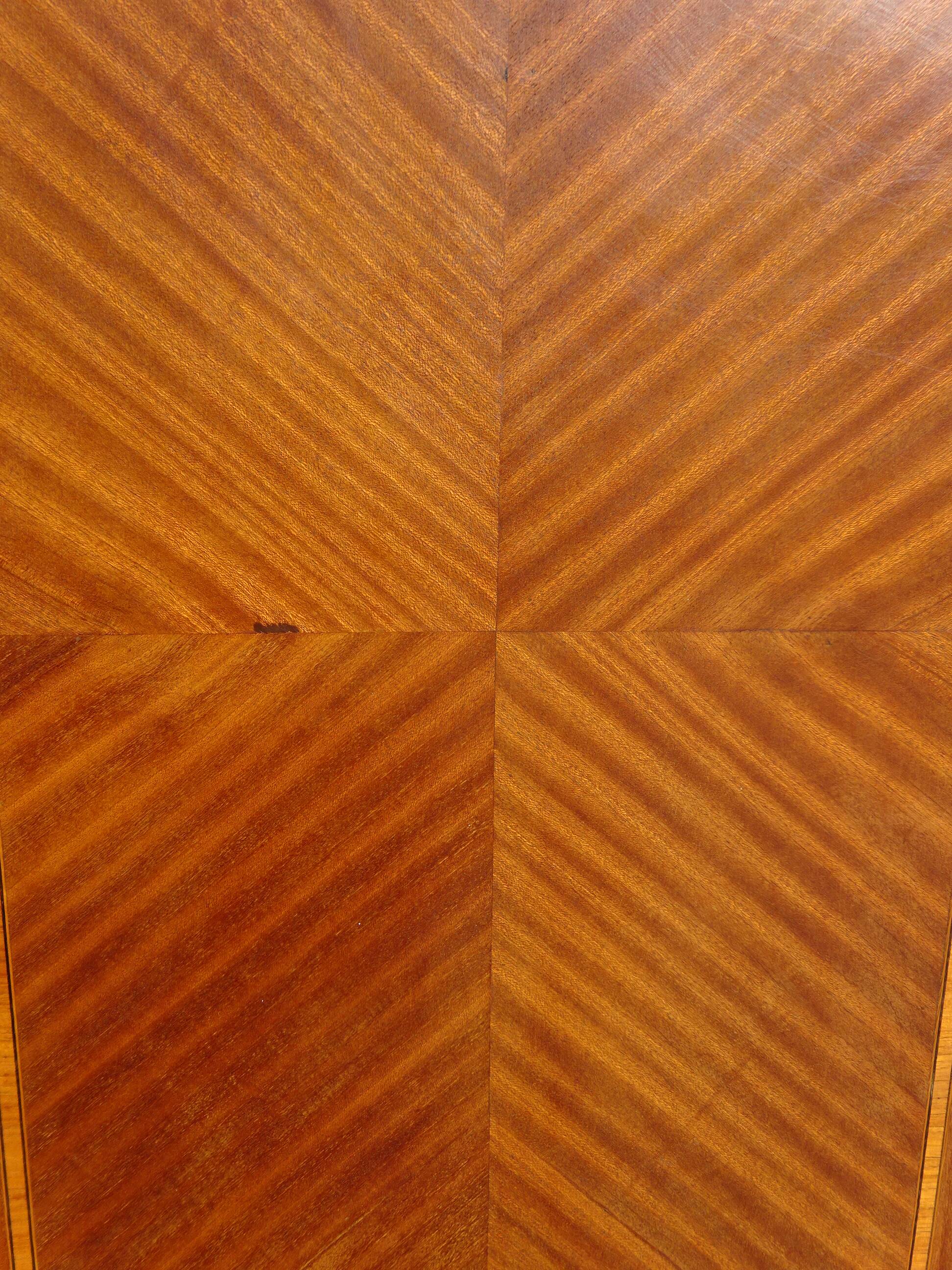 Armoire ancienne style Louis XVI avec bronzes et marqueterie de bois