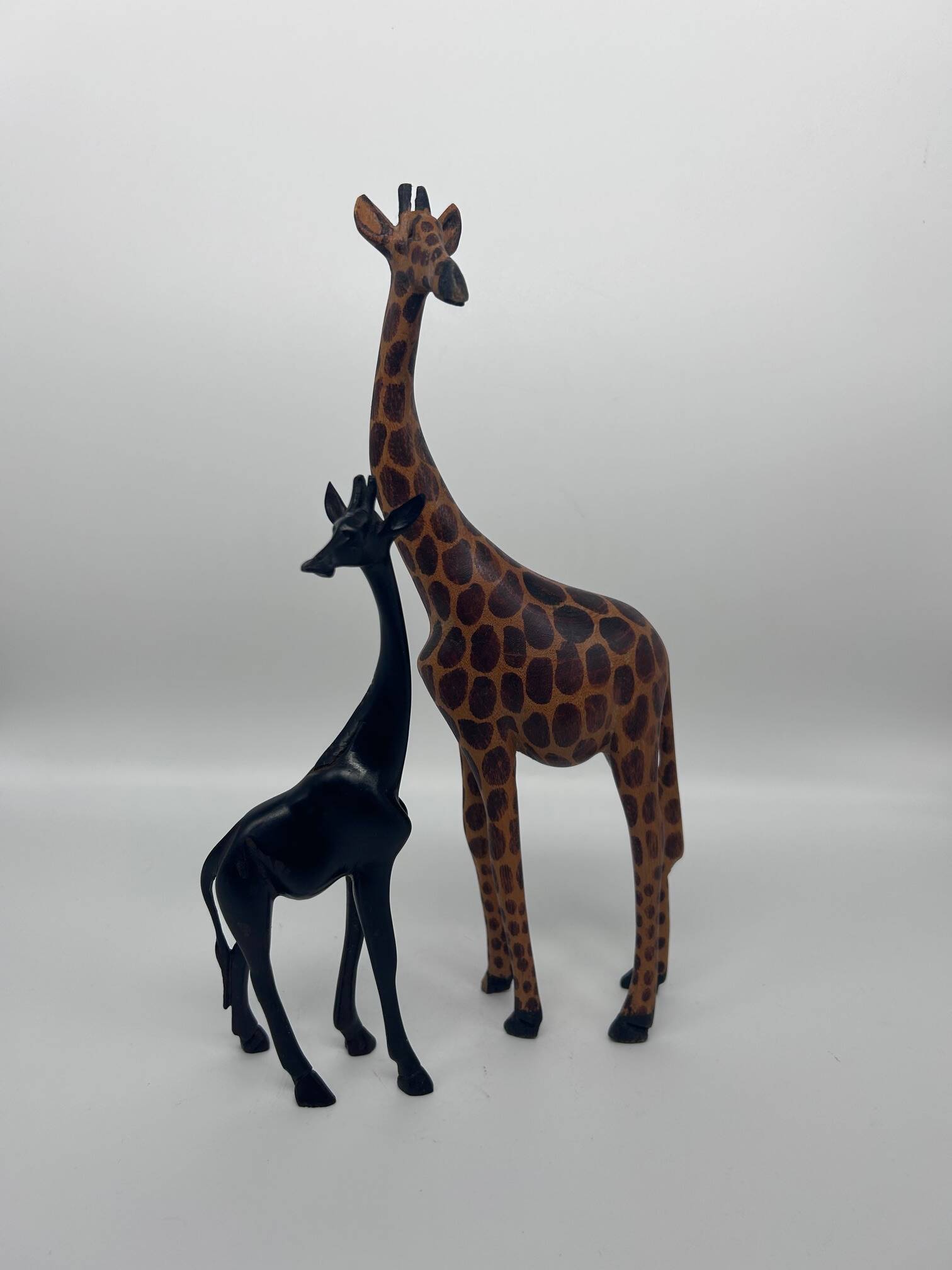 2 girafes en bois sculpté