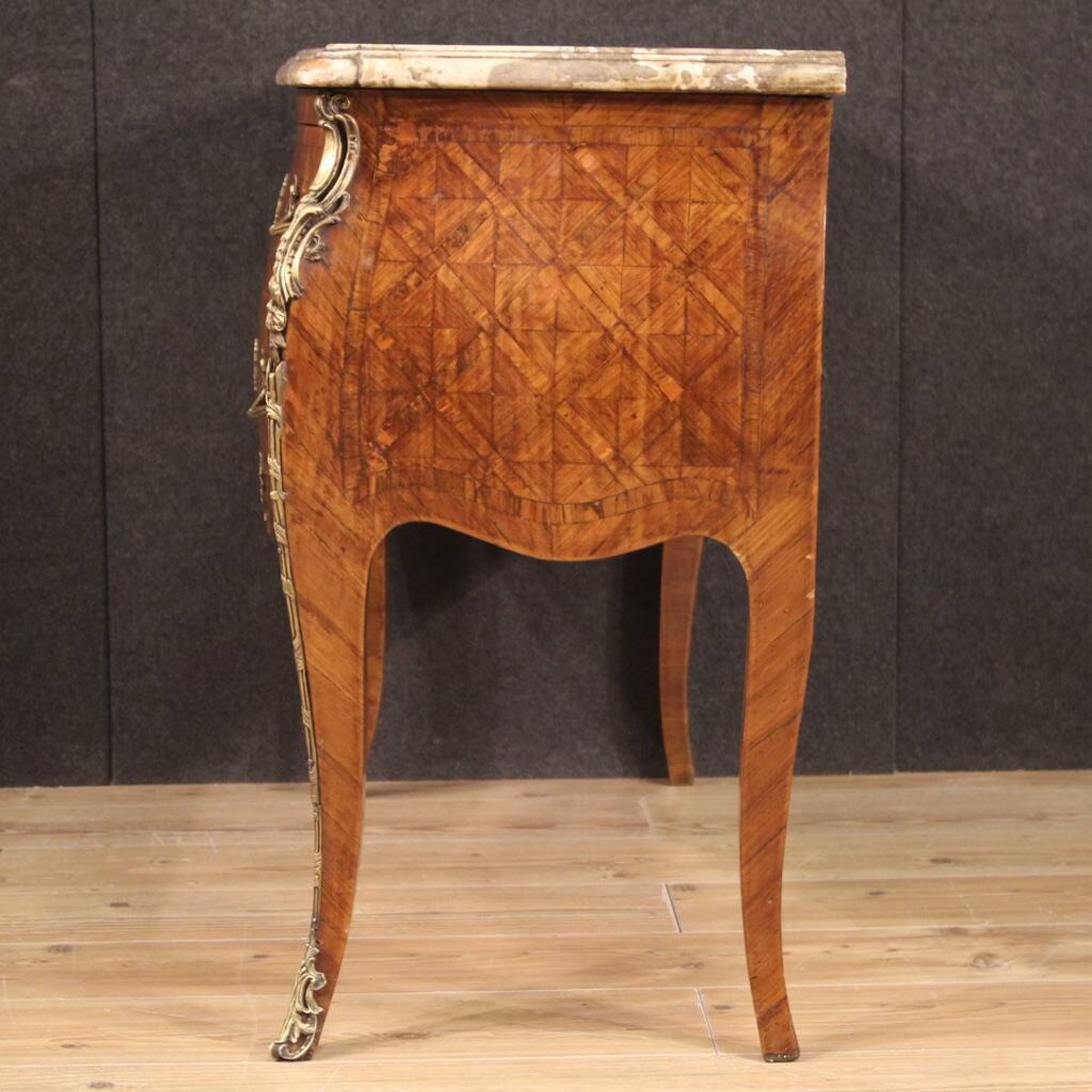 Commode française marquetée de style Louis XV du XXe siècle