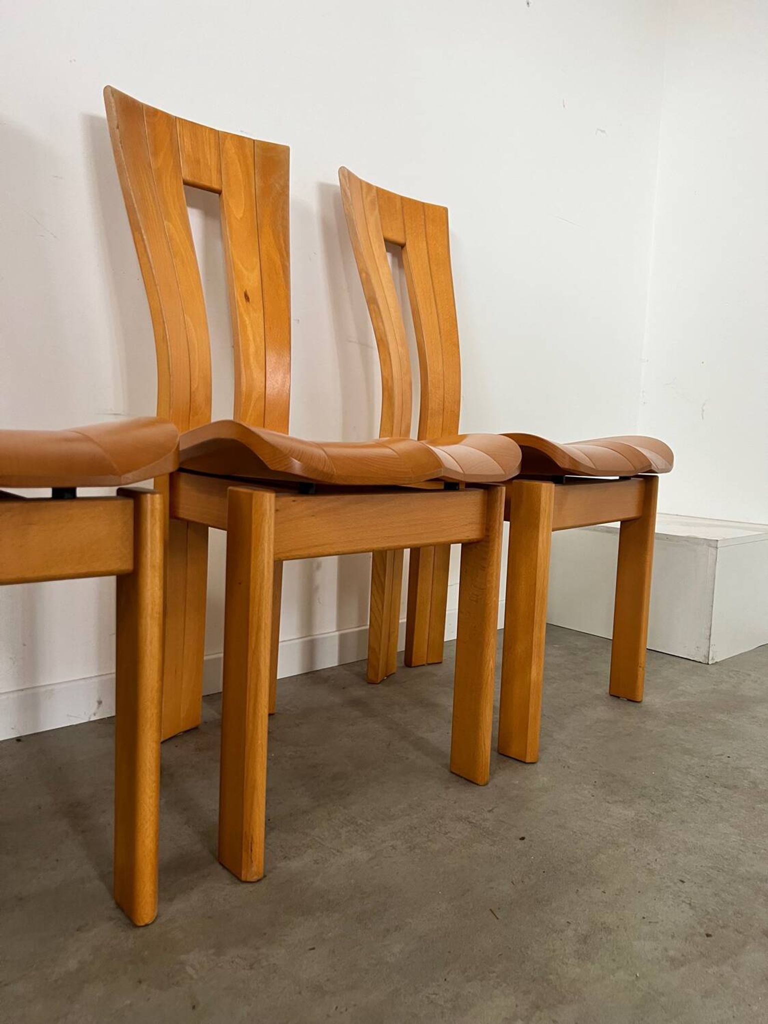 4 old French design solid elm chairs from the 70s vintage
