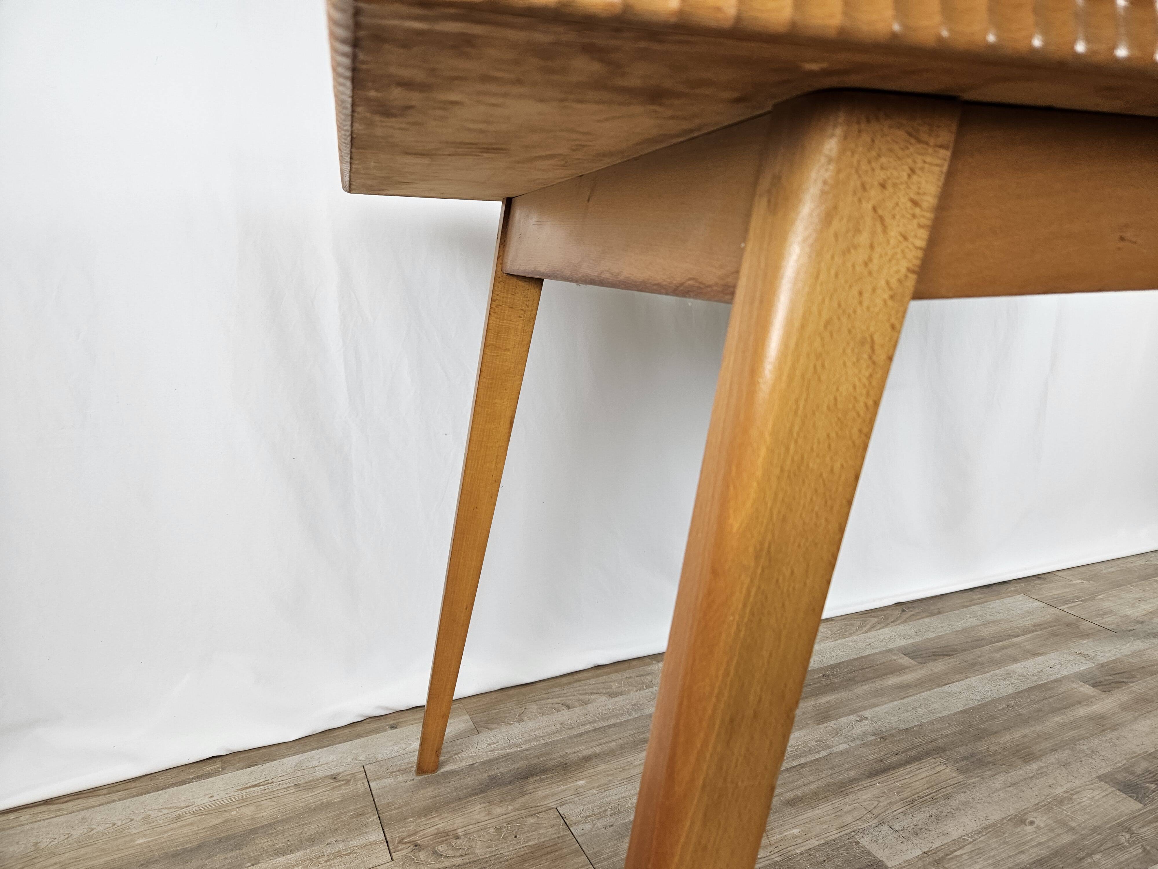 Table à manger des années 1950 en érable avec bord travaillé