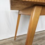 Table à manger des années 1950 en érable avec bord travaillé