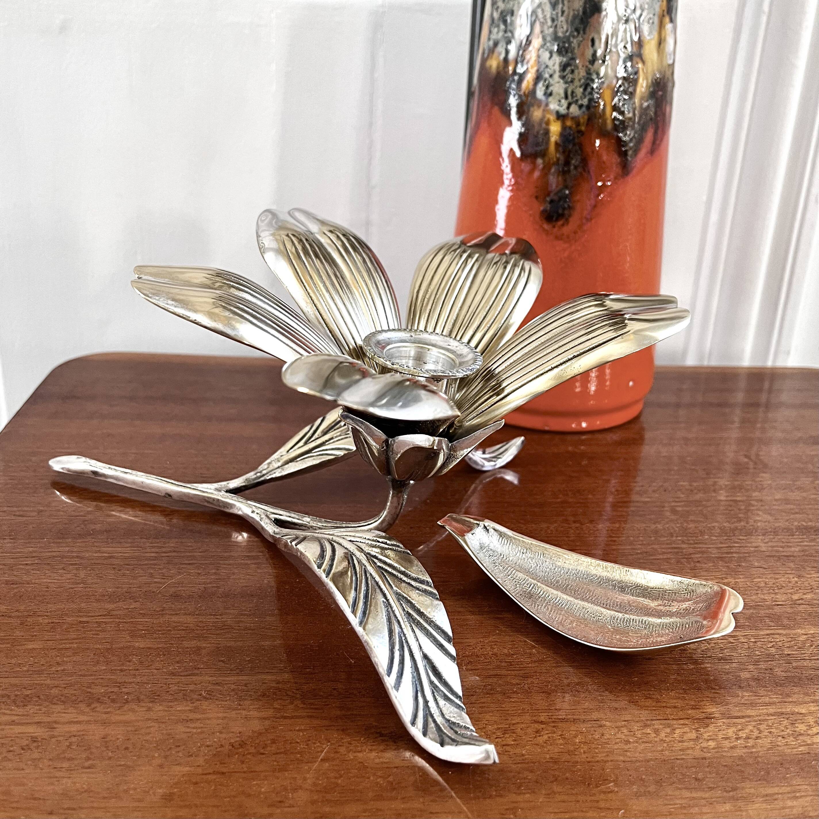 Flower candle holder with removable petals and ashtrays from the 60s/70s