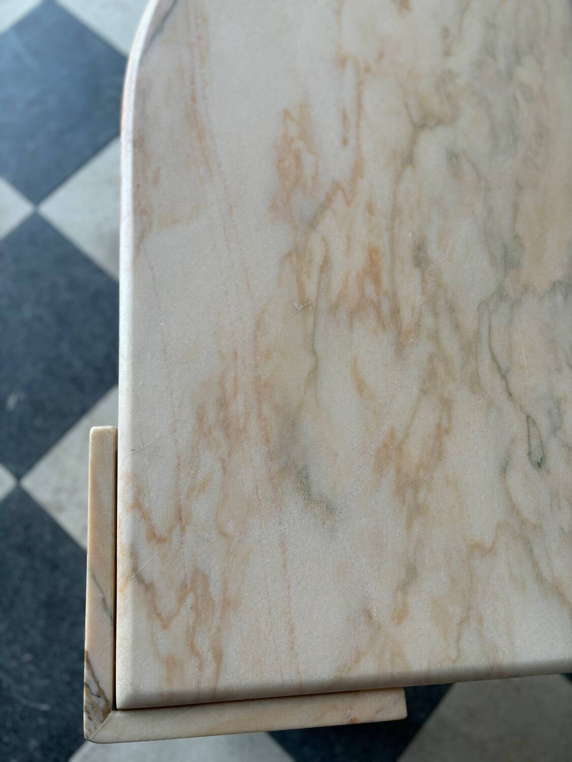 Table basse vintage en marbre rose