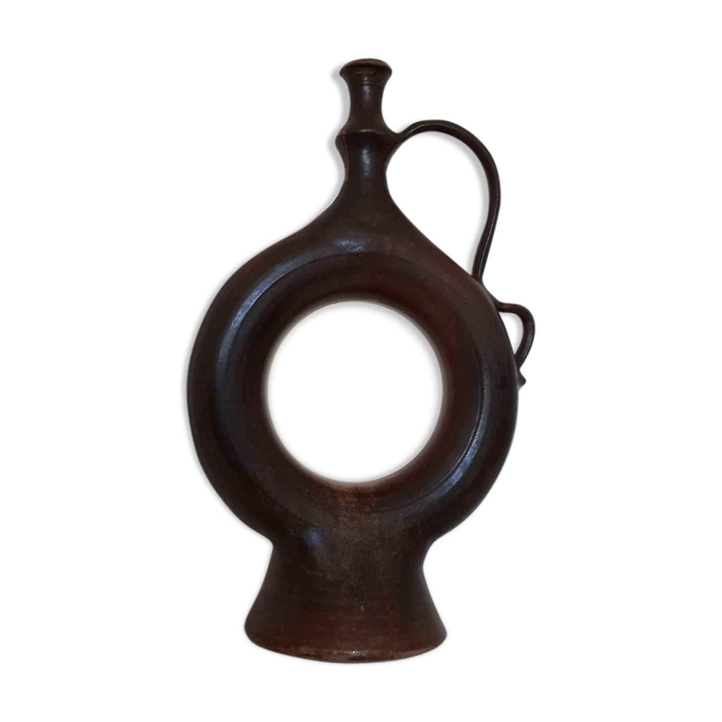 Doilies in sandstone Daniel Auger design vase