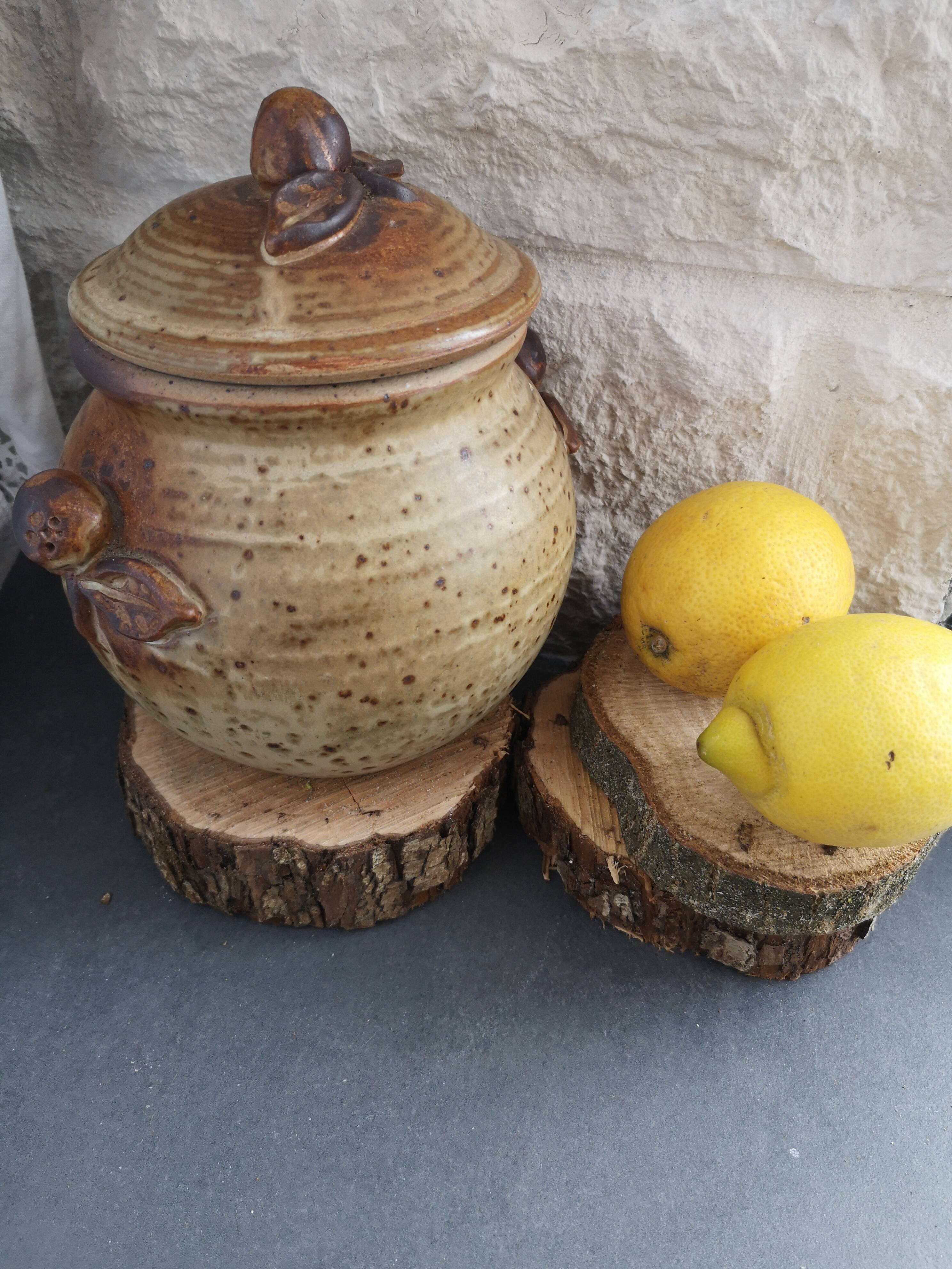 Olive pot in sandstone