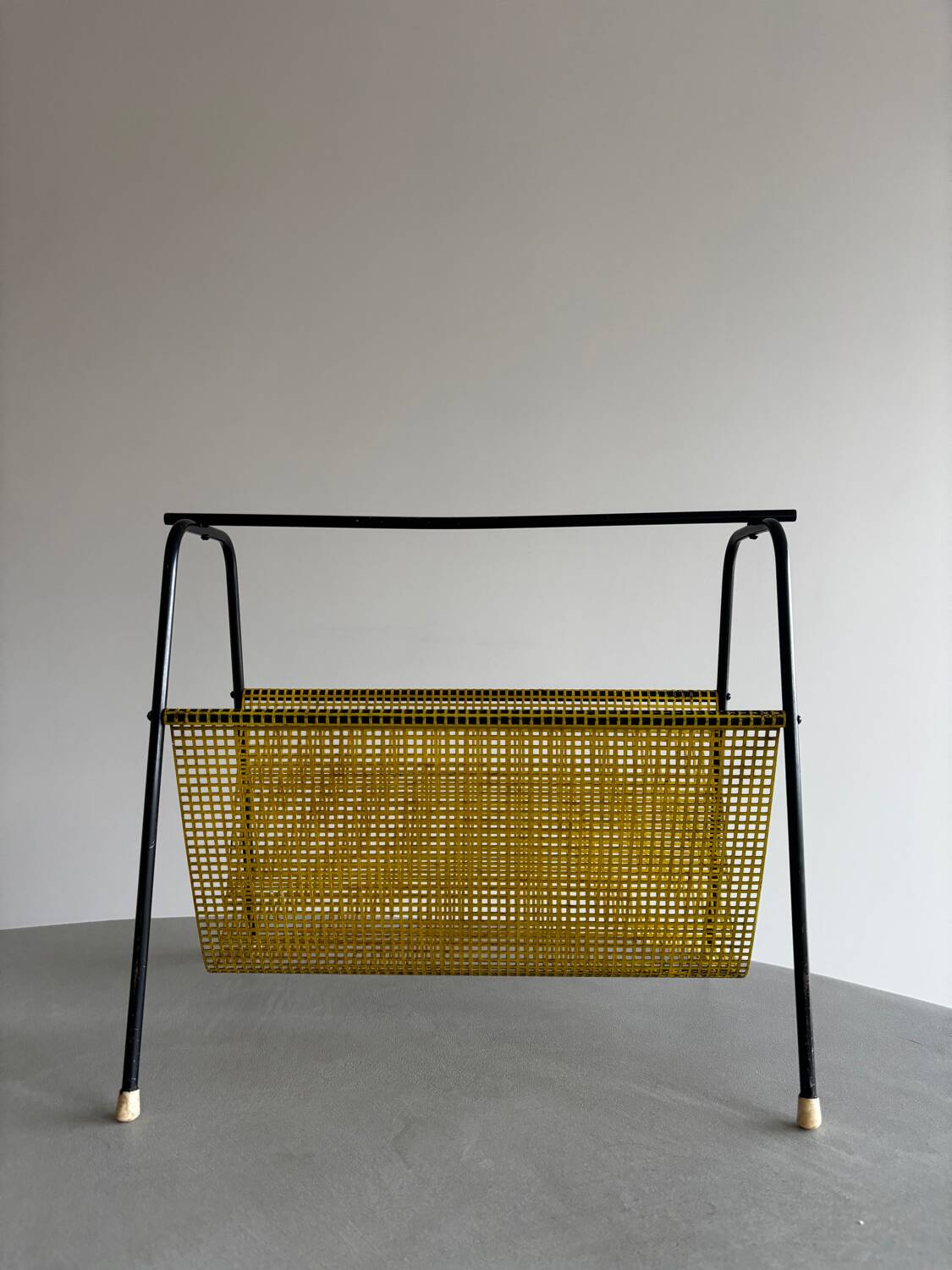 Pilastro magazine rack by Tjerk Reijenga – black metal and yellow mesh