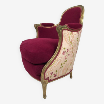 Bergère en bois doré garnie de soie et velours fuchsia, art déco d’inspiration Louis XVI