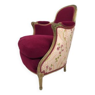 Bergère en bois doré garnie de soie et velours fuchsia, art déco d’inspiration Louis XVI