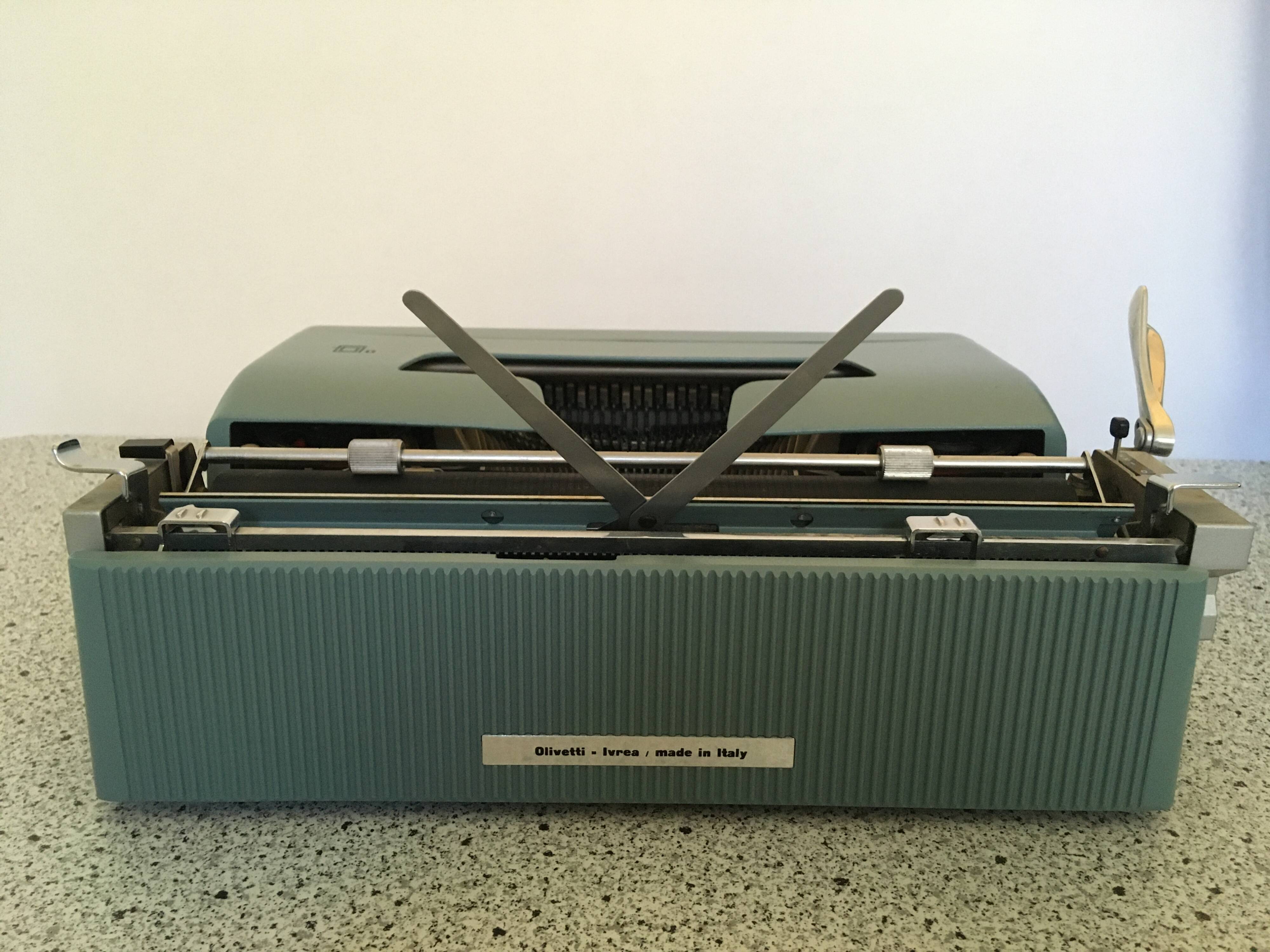 Olivetti Lettera 32 typewriter