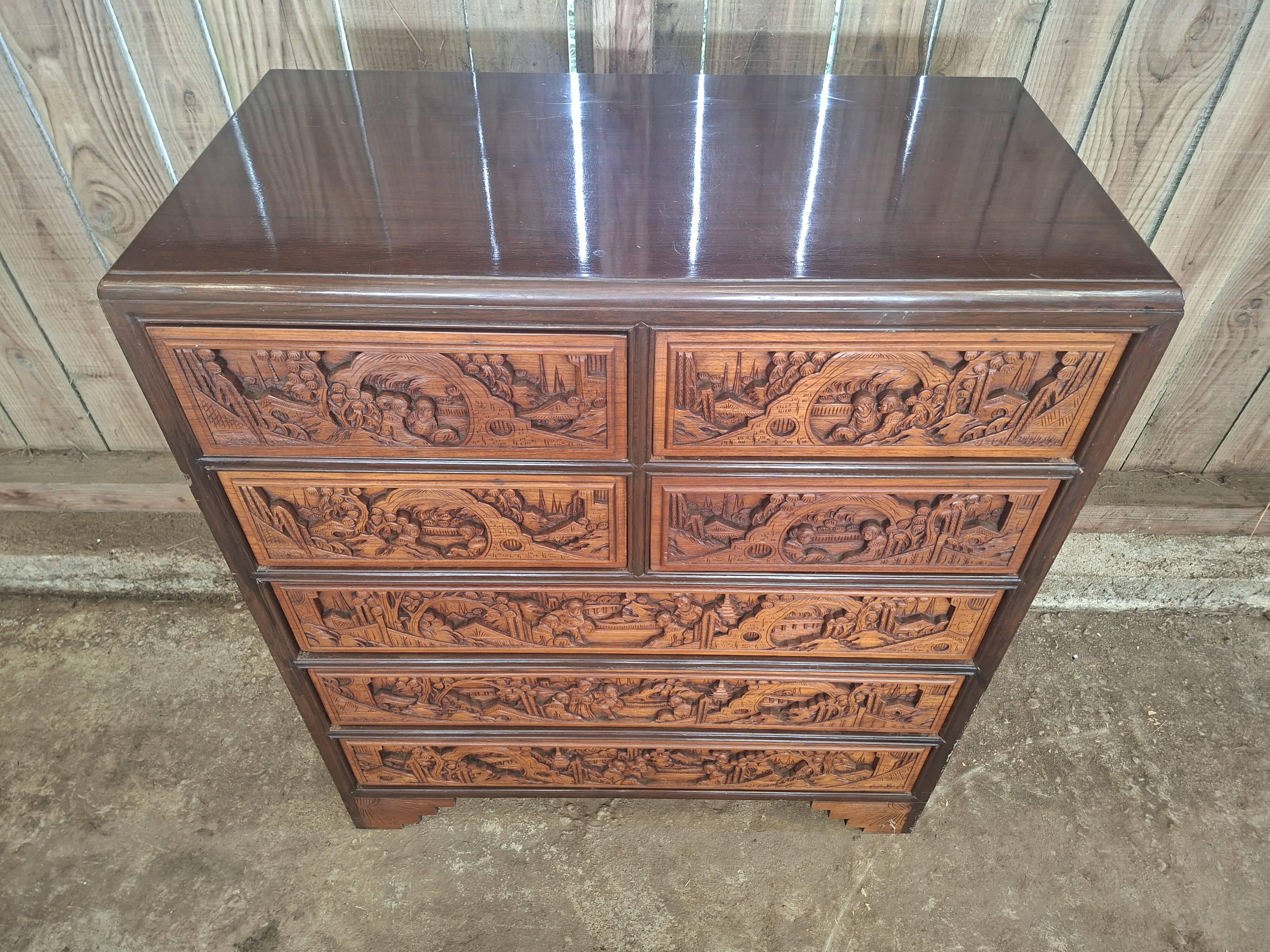 Commode / chiffonnier asiatique en bois sculpté – XXe siècle ( omb)